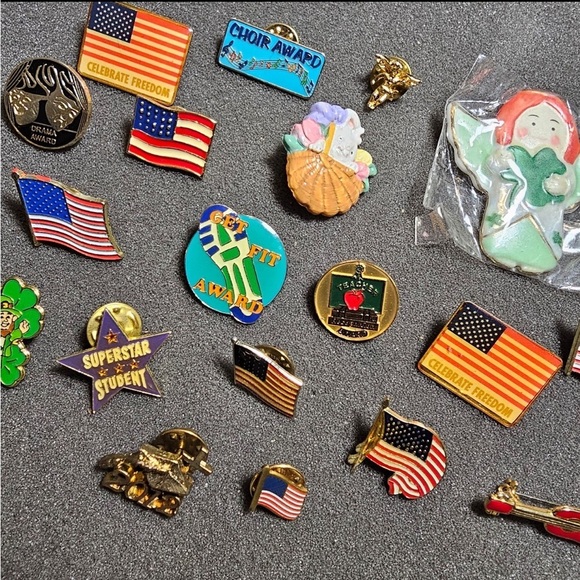 Large Lot Of 21 Mixed Pins Different Designs Colors And Materials - Picture 4 of 5